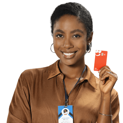 Uma mulher segurando o cartão do iFood Benefícios