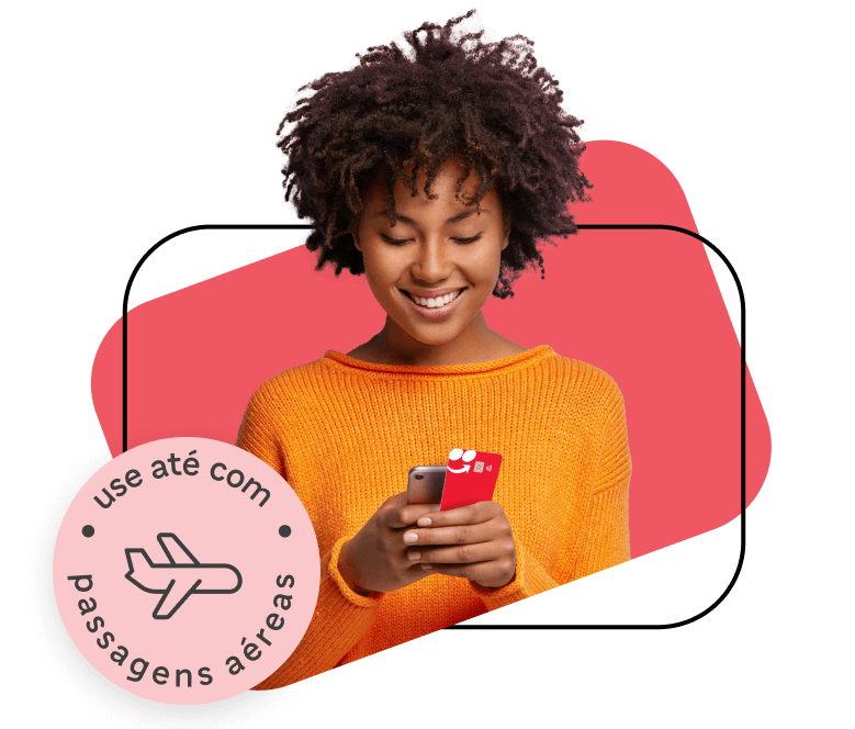 Mulher feliz escolhendo ofertas no celular. Um selo acima da imagem mostrando que iFood Benefícios pode ser utilizado até com passagens aéreas.